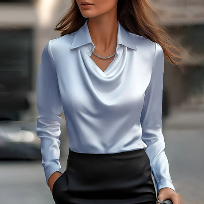 Maj | Glansig blus med plisserad hals – chic och tidlös